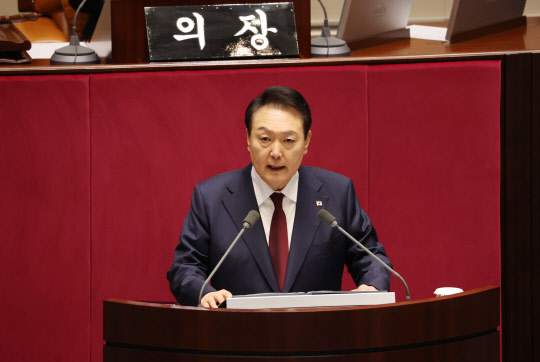 윤석열 대통령이 25일 국회 본회의장에서 2023년도 예산안 및 기금운용계획안 시정연설을 하고 있다. 연합뉴스